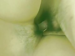 Sexy na háise i sciorta faigheann sí daingean hairy pussy fingered ag graí ansin fucks