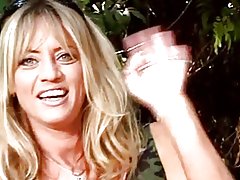 Redhead leispiacha na háise tá sí daingean pussy ligh ag playful chairde sa pháirc