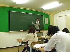 Faigheann Babe cuid beag bídeach tits phóg agus cunt ligh ag graí